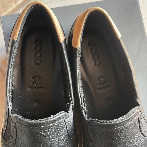 Black Leather Ecco Leisure Slip ons - Picture 6 of 7